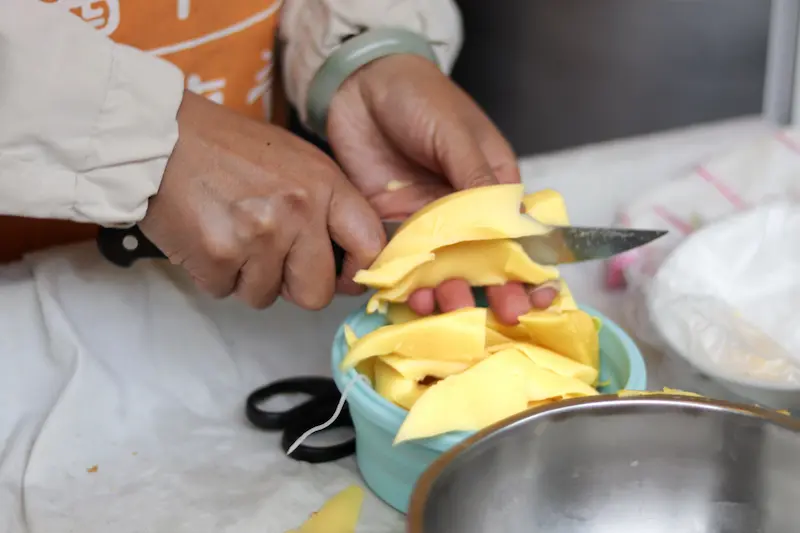 Slicing yellow pea noodle snack, a traditional Weishan delicacy in Yunnan.
