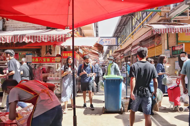 Two Indian guests browsing a local wet market in Kunming.