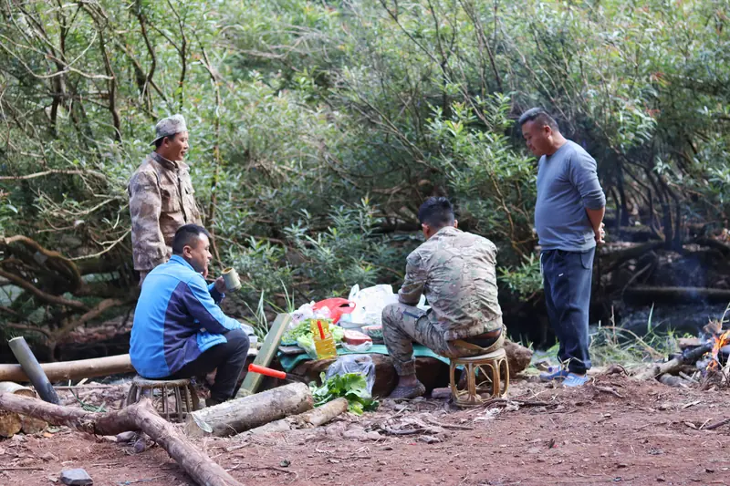 Preparing lunch by the river with a tea-farming family in the Yunnan wilderness
